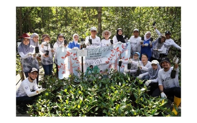 Azhar (berdiri, tengah) bersama jururawat Hospital Pakar KPJ Puteri menyemai 52 benih pokok bakau. 