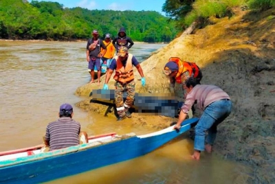 Jasad mangsa ditemui kira-kira jam 10 pagi Rabu, tidak jauh daripada Jambatan Mujong. - Foto JBPM Sarawak