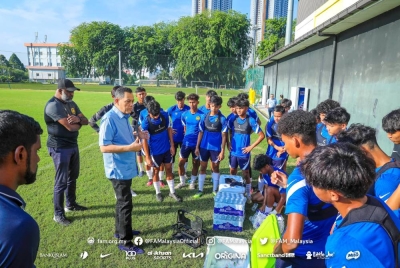 Hamidin (tiga dari kiri) menyuntik semangat juang kepada skuad remaja negara yang akan mengharungi saingan Piala Asia B-17 di Thailand pertengahan bulan ini. - Foto Facebook FAM