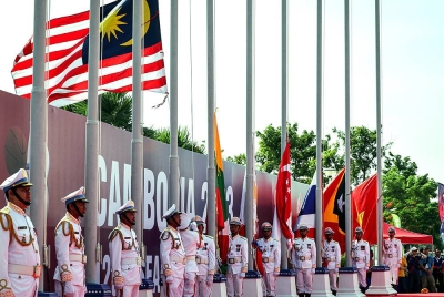 Jalur Gemilang dinaikkan seiring dengan lagu Negaraku ketika upacara menaikkan bendera pada temasya Sukan Para ASEAN (APG) ke-12 di Kemboja di Stadium Nasional Morodok Techo, pada Jumaat. - Foto Bernama