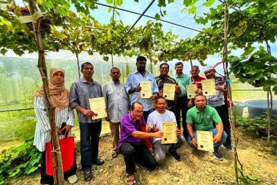 Rizal (belakang, tiga dari kanan) dan Syed Norhaimi (belakang, dua dari kanan) bersama peserta kursus.