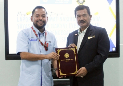 Shaiful Rizal (kiri) dan Jamaludin selepas menandatangani Laporan Khidmat Nasihat antara YBR dan SPRM.