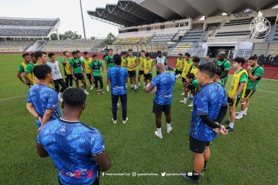 Para pemain Perak sudah bersedia melayan kunjungan Terengganu dalam aksi Liga Super di Stadium Ipoh pada Sabtu. - Foto Facebook Perak FC.