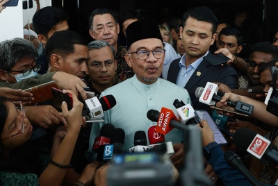 Perdana Menteri Datuk Seri Anwar Ibrahim ketika sidang media selepas Perasmian Pameran 'Orientalism Paintings' di Muzium Kesenian Islam Kuala Lumpur pada Jumaat. - Foto Bernama.