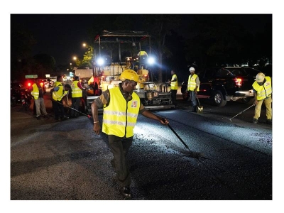 Pekerja dan kontraktor dilantik memulakan kerja-kerja turapan jalan pada Khamis malam.