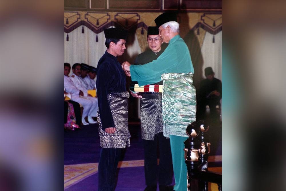 Dianugerah darjah kebesaran oleh Almarhum Sultan Azlan Shah.