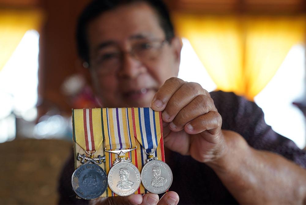 Pelbagai pingat yang diterima Mohamad Nor atas jasa disumbangkan.