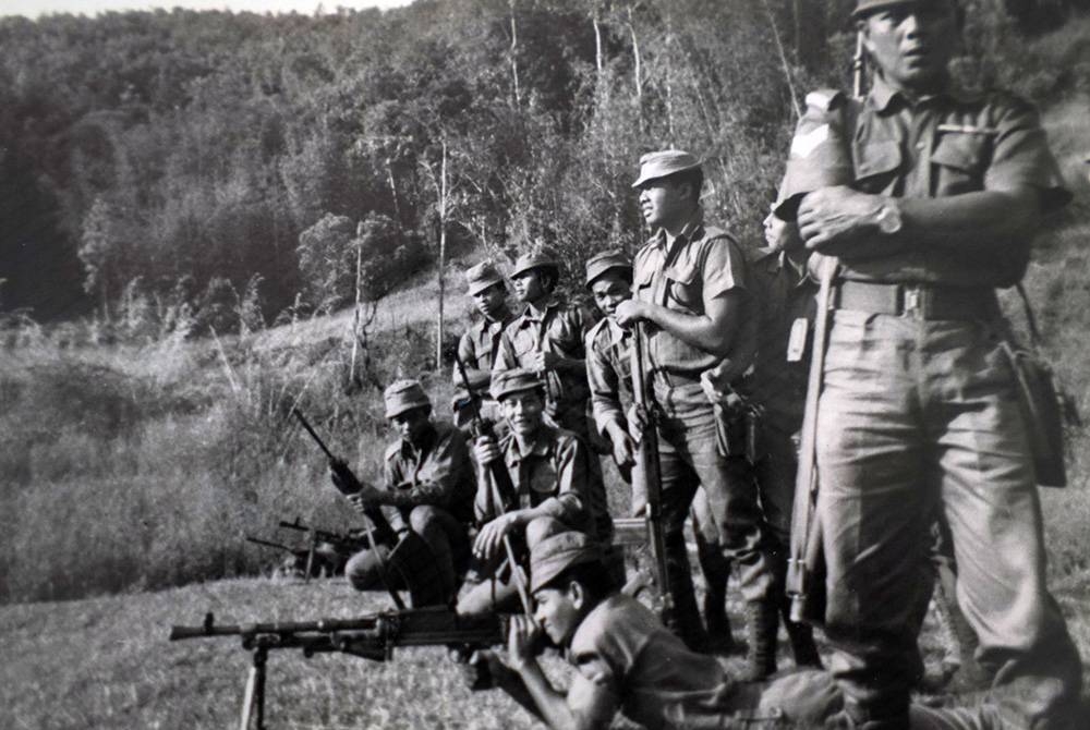 Menjalani latihan menembak.