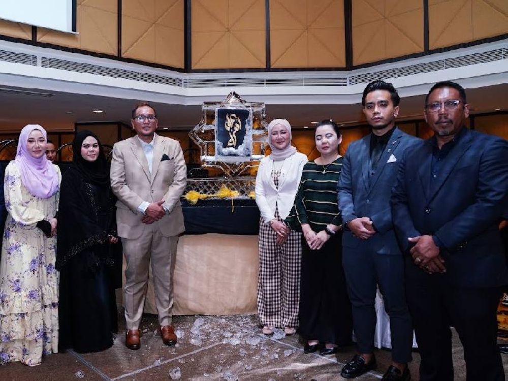 Muhammad Faisal (tiga dari kiri) bersama pengurusan syarikat pada Majlis Pelancaran Ali Zahra Holding Sdn Bhd dan lagu ‘Kembara Nabawi’ Aina Abdul di Hotel Grand Millenium, di sini pada Rabu.