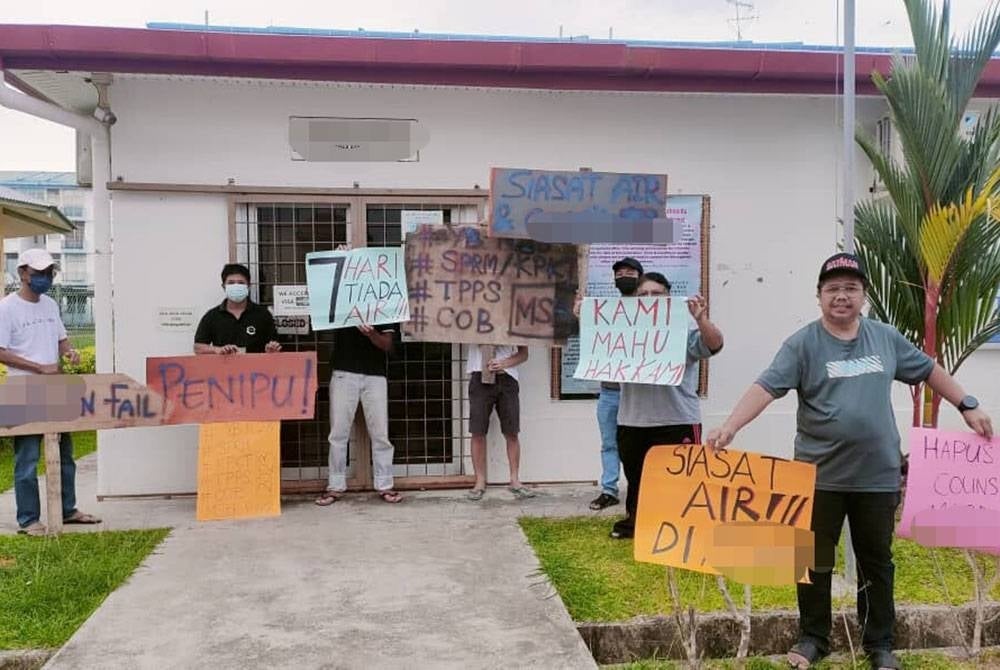 Sebahagian penduduk perumahan menggesa pihak pengurusan perumahan selesai isu air yang melanda sejak seminggu lalu.