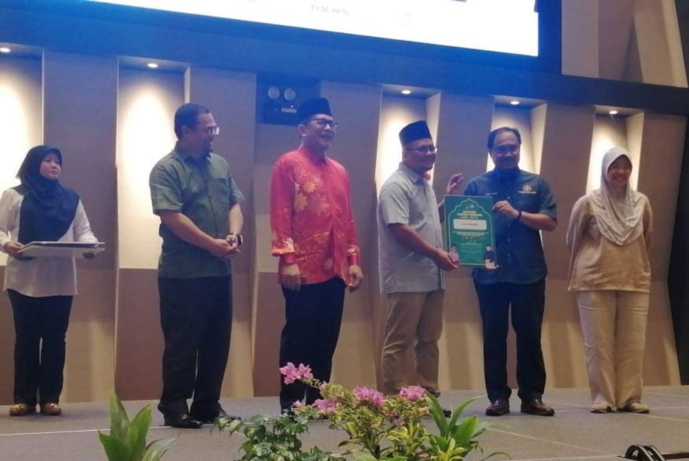 Amirudin (tiga dari kanan) pada Program Sumbangan Korban Negeri Selangor 2023 di Pusat Konvensyen MBSA pada Sabtu.