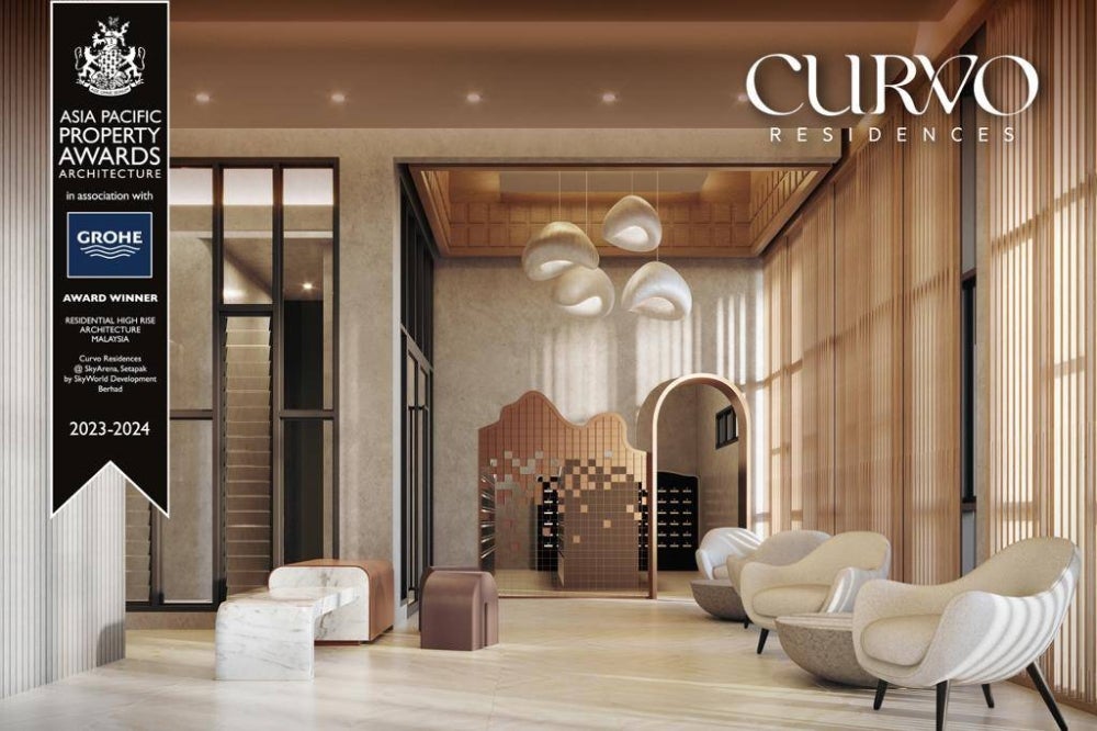 Lobi Curvo Residence menggabungkan elemen konsep 'wabi-sabi' yang luar biasa dengan cemerlang.
