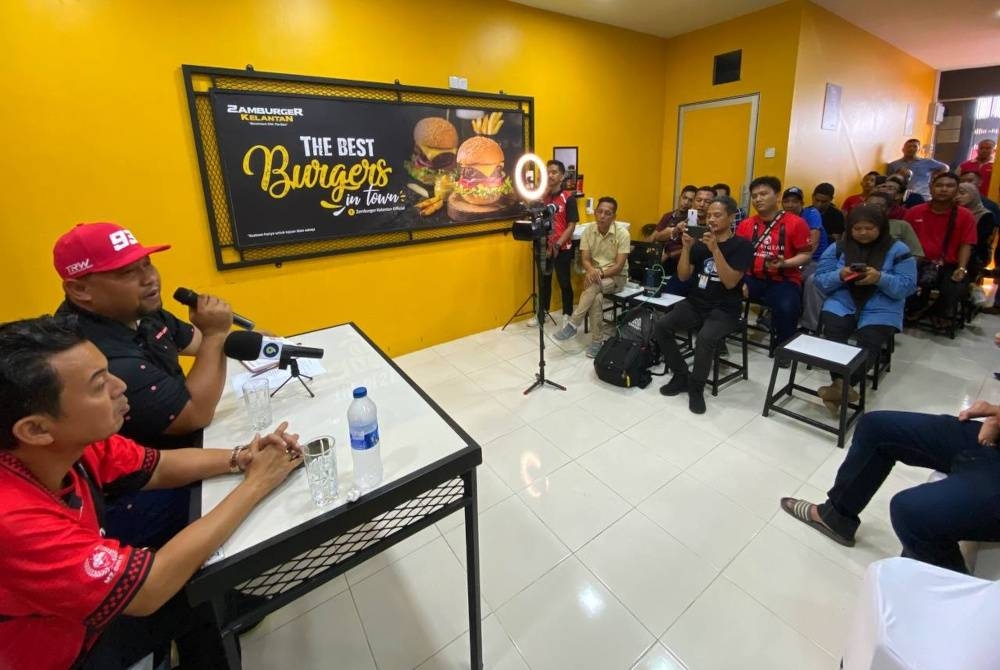 Zamsaham (kiri) semasa sesi soal jawab bersama penyokong TRW pada Sabtu.