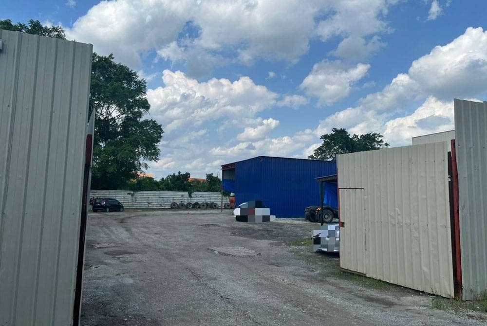 Sebuah premis yang disyaki menjalankan operasi menyeleweng diesel bersubsidi di Seksyen 33, Shah Alam diserbu pada Jumaat.