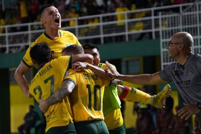 Pemain KDA FC meraikan jaringan Lee Tuck pada aksi Liga Super 2023 menentang Sabah FC di Stadium Darul Aman pada malam Jumaat. FOTO KDA FC