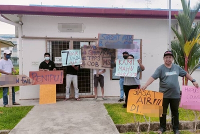 Sebahagian penduduk perumahan menggesa pihak pengurusan perumahan selesai isu air yang melanda sejak seminggu lalu.