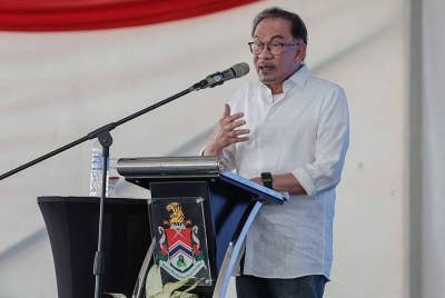 Anwar menyampaikan ucapan pada majlis perasmian D'Anjung Selera Madani Jalan Jujur, Bandar Tun Razak pada Sabtu. - Foto Bernama