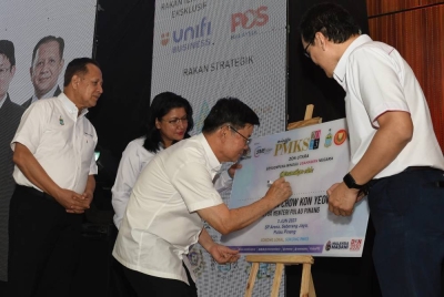 Kon Yeow melakukan simbolik pelancaran Minggu PMKS 2023 Peringkat Zon Utara sempena MUN di SP Arena Seberang Jaya, Bukit Mertajam hari ini. Turut sama, Saraswathy (tiga dari kanan).