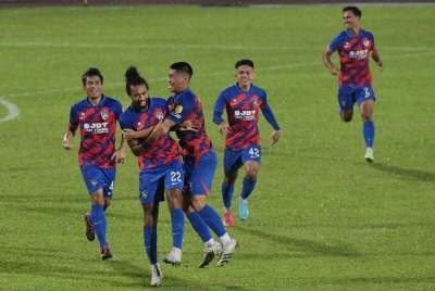 Corbin Ong (dua dari kiri) diraikan pemain-pemain JDT setelah menjaringkan gol pertama semasa menentang Penang FC dalam perlawanan Liga Super di Stadium Bandaraya pada Sabtu.