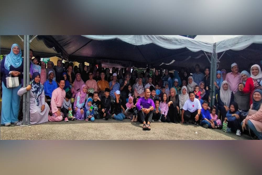 Antara waris keluarga Awang Senik yang berhimpun dalam program diadakan di pekarangan Masjid Kuala Kaung dekat Lanchang pada Sabtu.