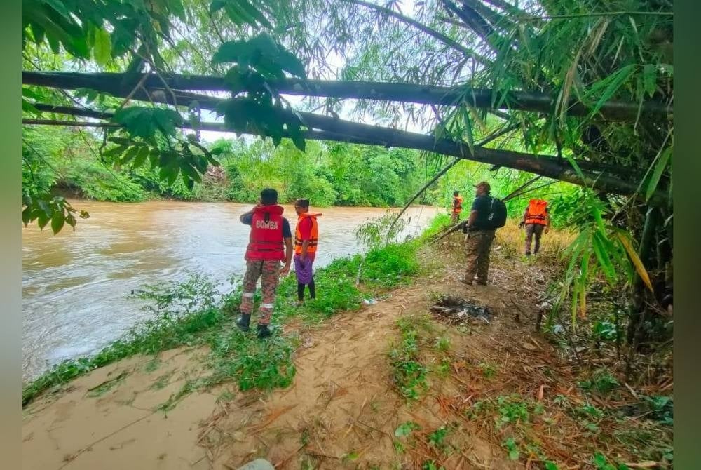 Anggota bomba menjalankan operasi dengan kaedah 'surface searching' dilakukan bagi mengesan kanak-kanak lelaki berusia lapan tahun yang dikhuatiri lemas di Teratak River View Lubuk Hantu, Tanjung Malim. - Foto ihsan bomba Perak