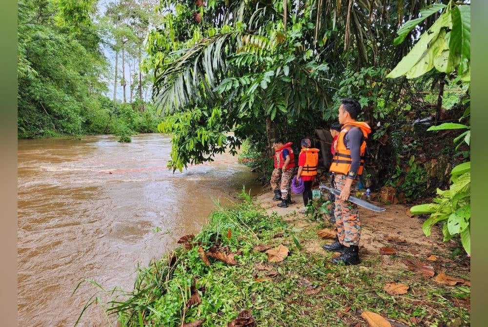 Anggota bomba menjalankan operasi dengan kaedah 'surface searching' dilakukan bagi mengesan kanak-kanak lelaki berusia lapan tahun yang dikhuatiri lemas di Teratak River View Lubuk Hantu, Tanjung Malim. - Foto Ihsan bomba Perak