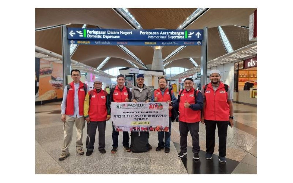 Kumpulan kelima misi bantuan untuk mangsa gempa bumi di Turkiye dan Syria diketuai oleh Mohd Yusni (tengah) berlepas dari KLIA, semalam.