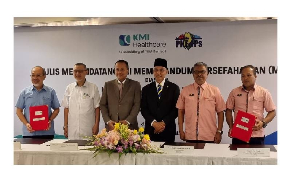 Dr. Ahmad Shamsuri (tiga, kiri) dan Tuan Mohd Shukri (tiga, kanan) ketika hadir menyaksikan majlis menandatangani MoU antara KMI Healthcare dan PKENPs, semalam.