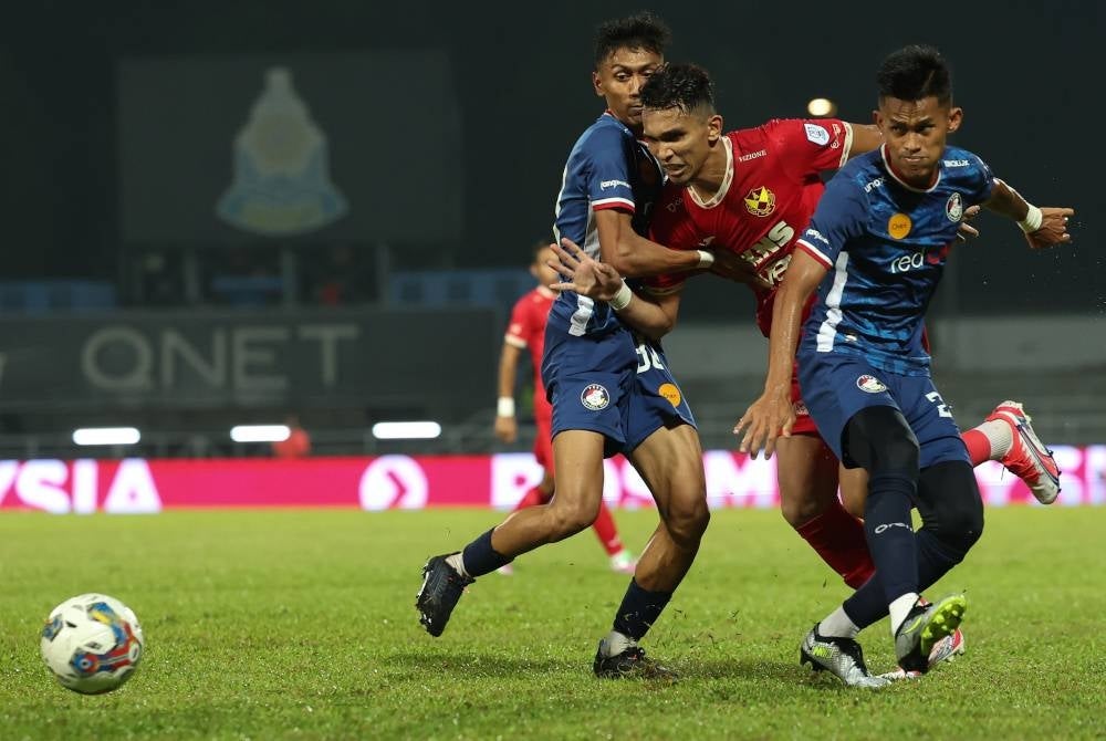 Pemain Selangor, Ahmad Khuzaimi Piee dihalang pemain PDRM dalam perlawanan Liga Super di Petaling Jaya para Sabtu.
