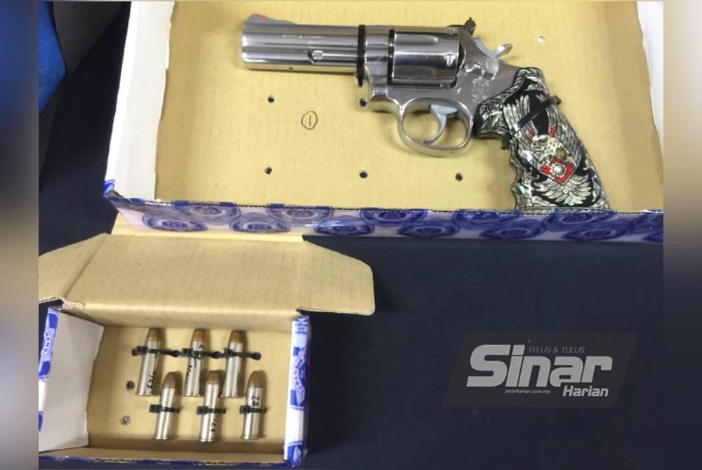 Pistol jenis Revolver S/W 357 Magnum Smith and Wesson berwarna perak dan peluru dirampas polis.