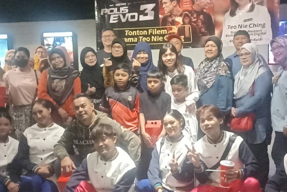 Nie Ching hadir menyaksikan filem Polis Evo 3 di sebuah pawagam di Kulai pada Ahad.