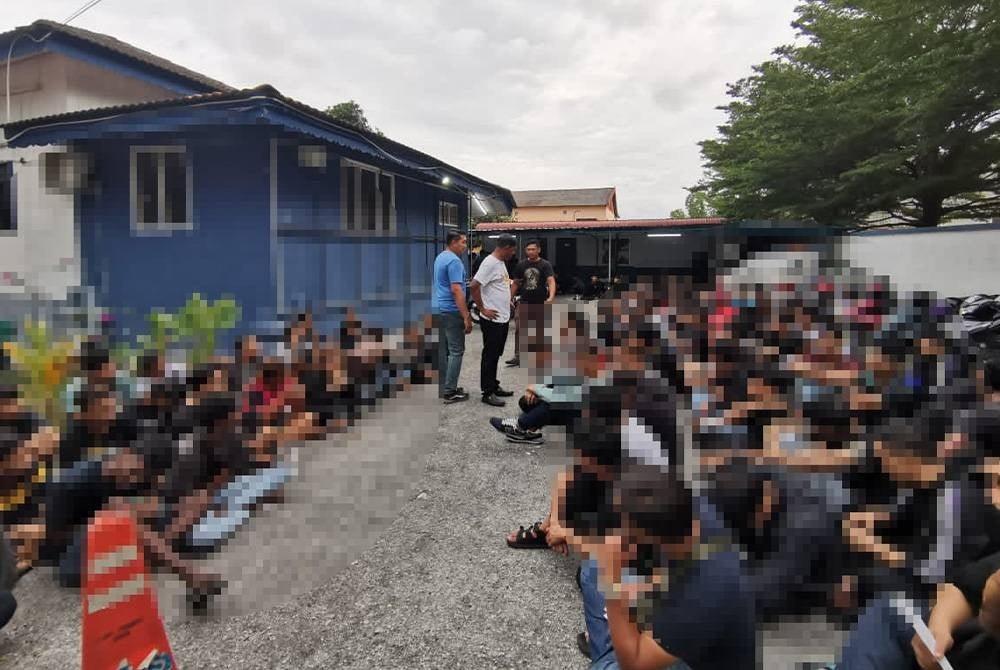 Lebih 200 individu diperiksa polis dalam Op Bersepadu Samseng Jalanan di Jalan Pasir Puteh berhampiran Station 18 di Ipoh pada Ahad. - Foto Ihsan PDRM