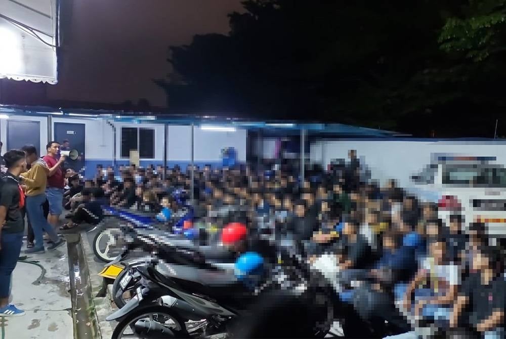 Lebih 200 individu telah diperiksa polis dalam Op Bersepadu Samseng Jalanan di Jalan Pasir Puteh berhampiran Station 18 di Ipoh pada Ahad. Foto: ihsan PDRM