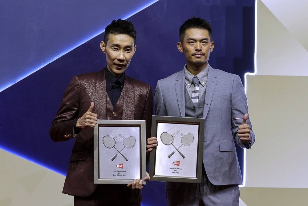 Chong Wei (kiri) bersama Lin Dan menerima anugerah 'BWF Hall Of Fame 2023' di Pusat Konvensyen Kuala Lumpur pada 26 Mei lalu. - Foto Bernama