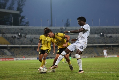 Pemain Terengganu, Jordan Mintah (kanan) bersaing dengan pemain Perak dalam aksi Liga Super Malaysia di Stadium Perak pada Sabtu.