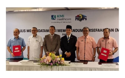 Dr. Ahmad Shamsuri (tiga, kiri) dan Tuan Mohd Shukri (tiga, kanan) ketika hadir menyaksikan majlis menandatangani MoU antara KMI Healthcare dan PKENPs, semalam.