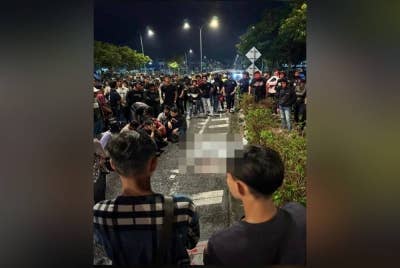 Mangsa yang menunggang motosikal jenis Yamaha RXZ disahkan maut di tempat kejadian selepas merempuh kereta jenis Proton Persona.