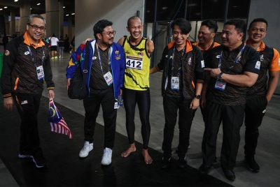 Timbalan Menteri Belia dan Sukan, Adam Adli Abd Halim (empat dari kiri) dan Presiden Majlis Paralimpik Malaysia (MPM), Datuk Seri Megat D Shahriman Zaharudin (dua dari kiri) beramah mesra bersama Muhamad Ashraf (tiga dari kiri) ketika tiba di Kemboja hari ini. - Foto Bernama