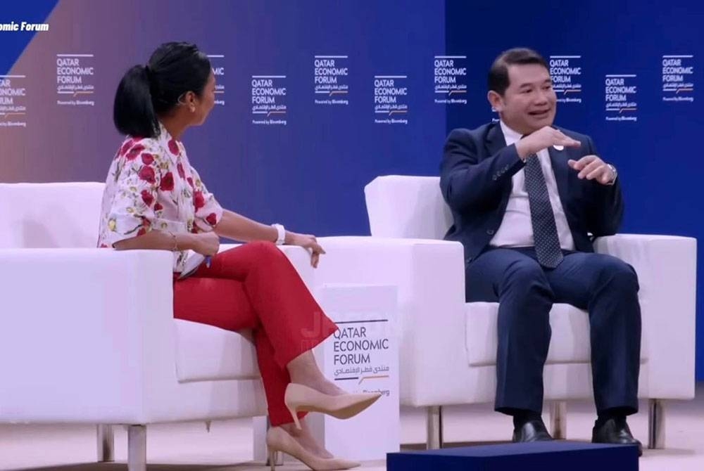 Rafizi (kanan) semasa temu bual di Qatar Economic Forum
