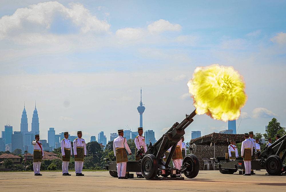 Anggota Angkatan Tentera Darat dari Pasukan 41 Bateri Rejimen Artileri Diraja (Istiadat) melakukan tembakan meriam kehormat sebanyak 21 das sempena Istiadat Menghadap dan Istiadat Pengurniaan Darjah Kebesaran, Bintang dan Pingat Persekutuan sempena sambutan Ulang Tahun Hari Keputeraan Rasmi Yang di-Pertuan Agong di Istana Negara hari ini. - Foto Bernama