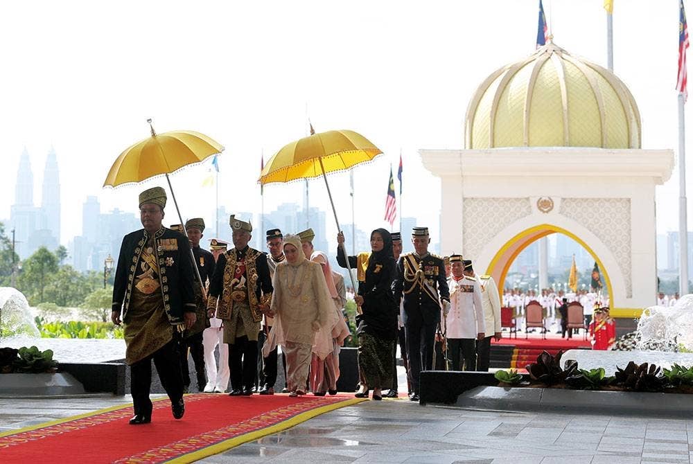 Yang di-Pertuan Agong Al-Sultan Abdullah Ri’ayatuddin Al-Mustafa Billah Shah dan Raja Permaisuri Agong Tunku Azizah Aminah Maimunah Iskandariah berkenan berangkat ke Istiadat Menghadap dan Pengurniaan Darjah Kebesaran, Bintang dan Pingat Persekutuan sempena sambutan Ulang Tahun Hari Keputeraan Rasmi Baginda di Istana Negara hari ini. - Foto Bernama