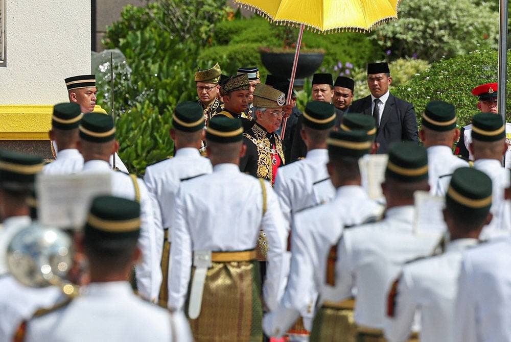 Yang di-Pertuan Agong Al-Sultan Abdullah Ri'ayatuddin Al-Mustafa Billah Shah berkenan memeriksa perbarisan kawalan kehormatan utama ketika berangkat pada Istiadat Menghadap dan Istiadat Pengurniaan Darjah Kebesaran, Bintang dan Pingat Persekutuan sempena sambutan Ulang Tahun Hari Keputeraan Rasmi Yang di-Pertuan Agong di Istana Negara hari ini. - Foto Bernama