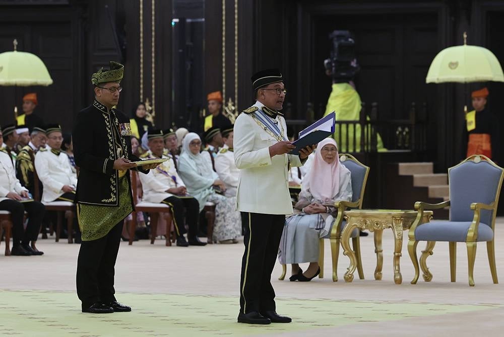 Anwar mempersembahkan ucapan tahniah kepada Yang di-Pertuan Agong Al-Sultan Abdullah Ri'ayatuddin Al-Mustafa Billah Shah bagi pihak kerajaan dan rakyat Malaysia pada Istiadat Menghadap dan Istiadat Pengurniaan Darjah Kebesaran, Bintang dan Pingat Persekutuan sempena sambutan Ulang Tahun Hari Keputeraan Rasmi baginda di Istana Negara pada Isnin. - Foto: Bernama