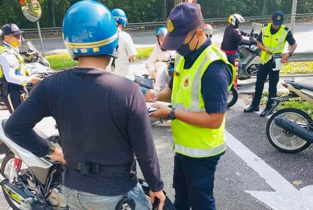 Antara penunggang motosikal yang diperiksa dalam Ops Patuh di Plaza Tol Gombak, pada Sabtu. Foto: JPJ Selangor