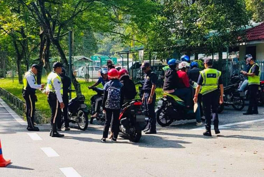 Sebanyak 87 motosikal telah diperiksa sebelum 40 notis dan 26 saman dikeluarkan melibatkan pelbagai kesalahan di bawah Akta Pengangkutan Jalan 1987. Foto: JPJ Selangor