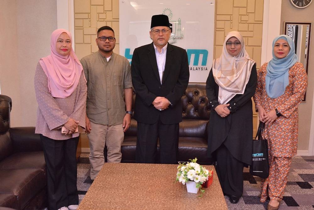 Delegasi Rasuah Busters yang diketuai Ketua Pegawai Eksekutif Yayasan Sinar Untuk Malaysia (#RasuahBusters), Nurhayati Nordin (kedua kanan) mengadakan kunjung hormat dan perbincangan bersama Yang Dipertua Yayasan Dakwah Islamiah Malaysia (Yadim), (tengah) Datuk Hasanuddin Mohd Yunus di Pejabat Yadim, Putrajaya baru-baru ini.