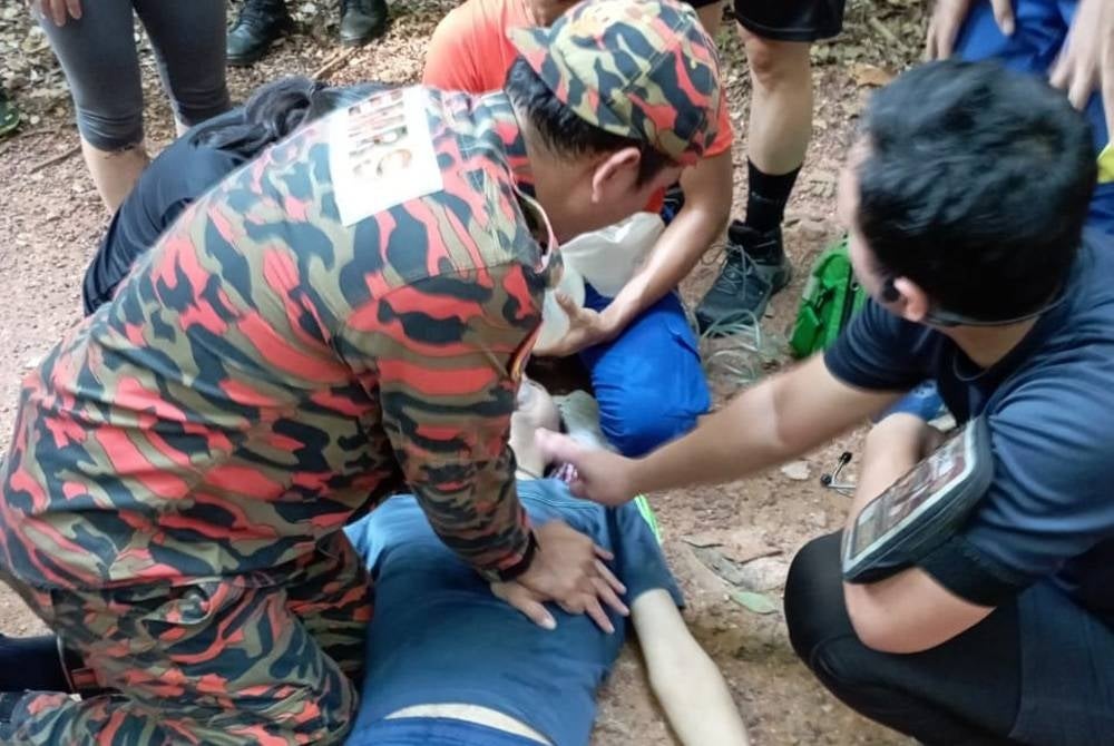 Anggota bomba memberikan rawatan kecemasan kepada mangsa. - Foto Bomba