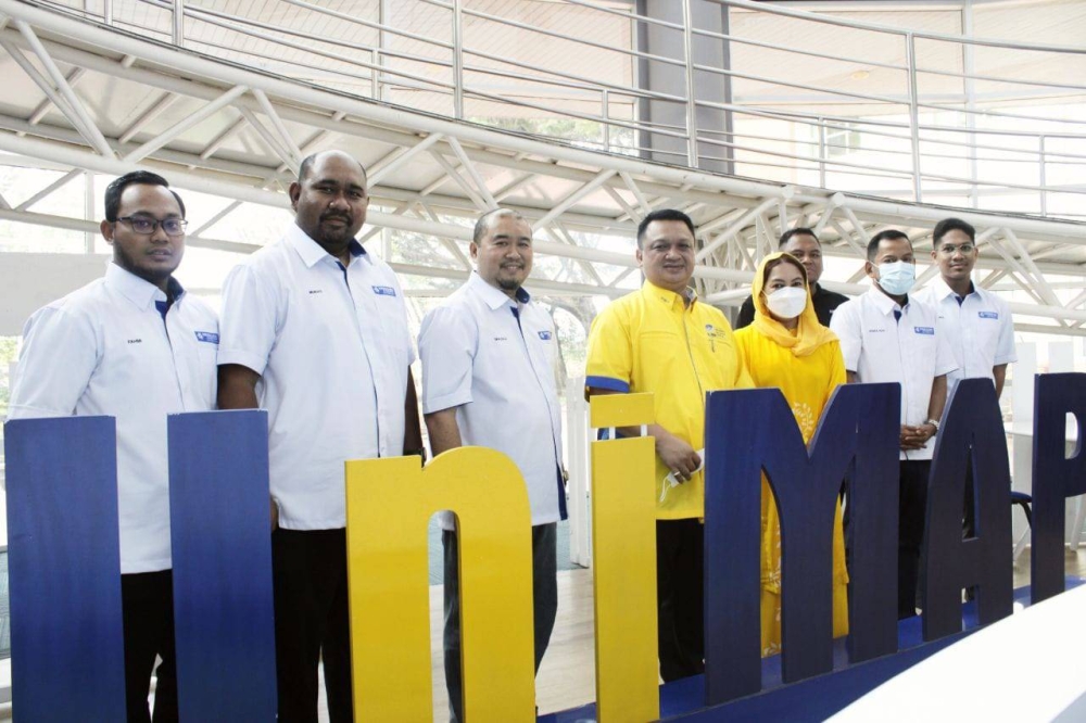 Raja Muda Perlis, Tuanku Syed Faizuddin (empat dari kiri) berkenan bergambar bersama tetamu kenamaan di majlis perasmian Hub Komuniti di UniMAP pada Isnin.