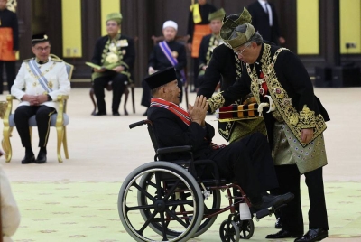 Al-Sultan Abdullah berkenan mengurniakan Darjah Kebesaran Panglima Jasa Negara (PJN) yang membawa gelaran Datuk kepada Yee Khan. - Foto Bernama