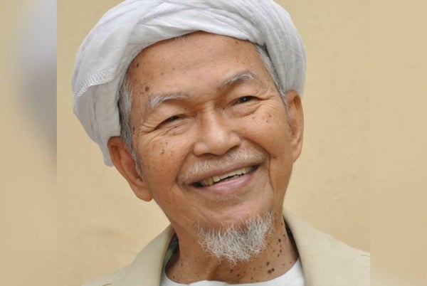 Allahyarham Nik Abdul Aziz dianugerahkan darjah kebesaran Panglima Setia Mahkota (PSM) yang membawa gelaran Tan Sri.